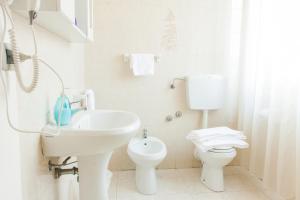 费拉拉阿罗吉奥凯沃尔酒店的白色的浴室设有水槽和卫生间。