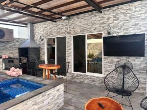 普拉亚卡门Villa Paradise Playa Del Carmen的一个带游泳池的庭院和一台电视
