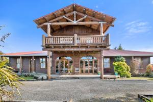 国家公园Mountain Heights Lodge的大型木制房屋设有大阳台