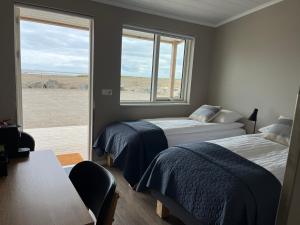 Birkimelur Strönd Guesthouse的沙漠景客房 - 带两张床