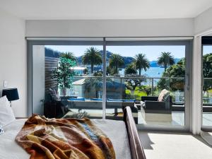 皮克顿Picton Waterfront Apartments的一间卧室配有一张床,享有海景
