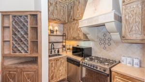 圣米格尔-德阿连德Centro 3BR Home Steps to La Parroquia的厨房配有木制橱柜和炉灶烤箱。