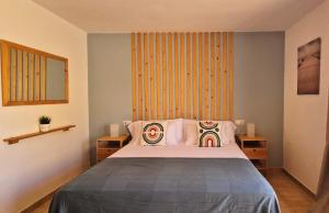 科蒂略Casa Cotillo 13 next to Los Lagos Beach Highspeed Wifi的一间卧室配有一张带两个枕头的床