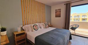科蒂略Casa Cotillo 13 next to Los Lagos Beach Highspeed Wifi的一间卧室设有一张床和一个大窗户