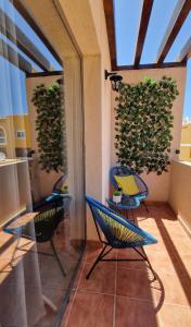 科蒂略Casa Cotillo 13 next to Los Lagos Beach Highspeed Wifi的庭院里设有两把椅子和一张桌子