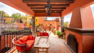 圣米格尔-德阿连德Centro 3BR Home Steps to La Parroquia的一个带沙发和壁炉的户外庭院