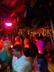 卡诺阿Casa Shangri La的一群人晚上坐在酒吧里