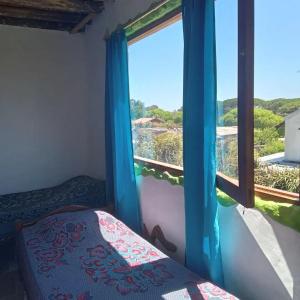皮里亚波利斯Hostel Morgan的一间卧室设有一张床和一个美景窗户。