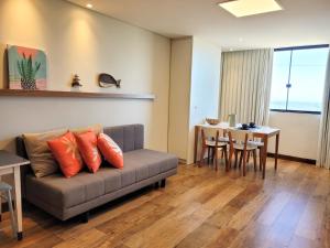 拉古纳Loft 320 - Residence Farol的客厅配有沙发和桌子