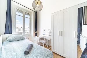 里昂Chez Baptiste - charmant 3 pers - Debourg的一间卧室配有一张床、一张书桌和一个窗户。