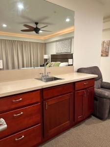卡帕阿珊瑚礁酒店的一个带水槽的厨房和一间客厅