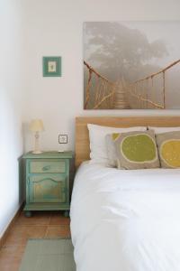 伊斯卡日拉Paso del Onso的一间卧室配有一张带蓝色床头柜的床和一张四柱床