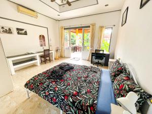 拉迈Amy Village Garden Resort的一间卧室配有一张床和一张沙发