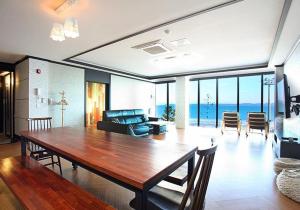 浦项CF Pension的客厅设有大木桌和客厅。