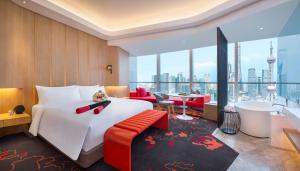 上海上海外滩W酒店的酒店客房设有一张大床和一间浴室。