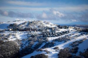 荷斯安山阿尔贝格霍瑟姆公寓的雪中村庄的空中景观