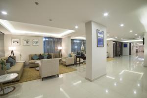 达曼Tulip Inn Corniche Dammam的带沙发、椅子和桌子的客厅