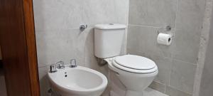 埃斯克尔Departamento Del Sol (Esquel-Chubut)的浴室配有白色卫生间和盥洗盆。