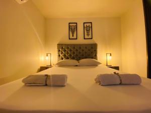 科韦尼亚斯Apartamento Exclusivo - Caribe Campestre Coveñas的卧室配有带毛巾的大型白色床