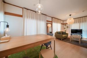 东京R-house 4th的客厅配有木桌和沙发