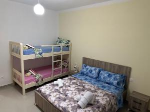 都拉斯Home Anxhelo的一间卧室配有一张床和一张双层床。