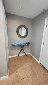 纽瓦克Cozy King Bed, Free Parking!的一间设有蓝色桌子和镜子的客房