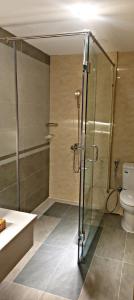胡志明市Nikko Hotel - The Classy Life的带淋浴、卫生间和盥洗盆的浴室
