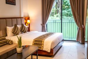 暹粒Marvelinn Siem Reap的酒店客房,配有床和沙发