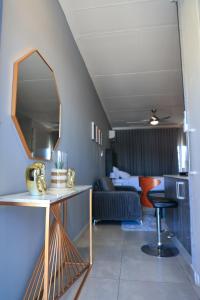 哈博罗内Sarona City Studio L303的客厅配有桌子和沙发
