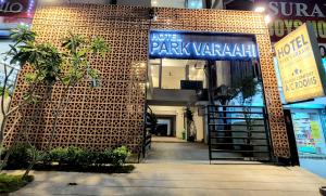 蒂鲁帕蒂Hotel Park Varaahi的一座带有读取公园小提琴标志的建筑