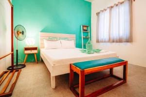 圣维森特My Green Hostel的卧室配有白色的床和蓝色的墙壁