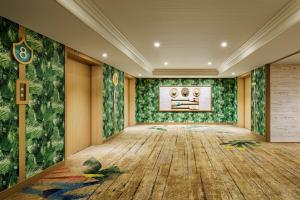 浦安东京湾喜来登大酒店 的空空房间,设有绿色的墙壁和木地板