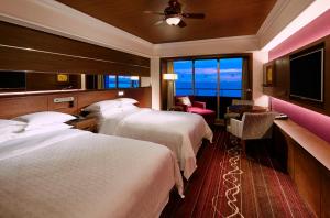 浦安东京湾喜来登大酒店 的酒店客房设有两张床和大窗户。