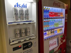 仙台Hotel Mayflower Sendai的带有饮料的麻辣饮料冰箱