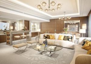孟买圣瑞吉孟买酒店的客厅配有沙发和桌子