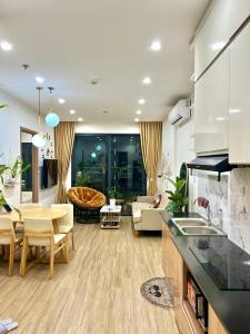 河内Smart homestay的厨房以及带沙发和桌子的客厅。
