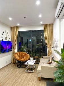 河内Smart homestay的带沙发和电视的客厅