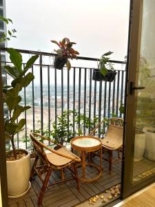 河内Smart homestay的阳台配有椅子,享有海景。