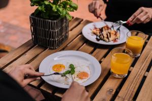 维尔纽斯里诺酒店的一张桌子,上面放两个鸡蛋和两杯橙汁