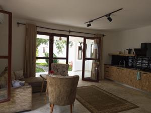 迪亚尼海滩Sonrisa Villas的客厅配有沙发和椅子