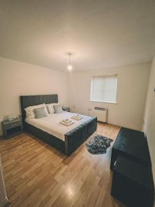 牛津Spacious 2 bedroom apartment in Central Oxford的一间卧室配有一张床,铺有木地板