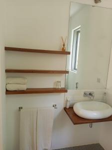 迪亚尼海滩Sonrisa Villas的浴室配有盥洗盆、镜子和毛巾