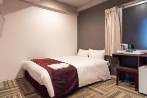大阪hotel VR osaka的酒店客房设有床和窗户。