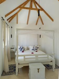 迪亚尼海滩Sonrisa Villas的卧室配有白色的华盖床