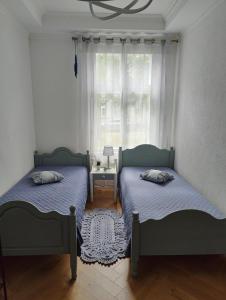 派尔努Esplanaadi Luxury Apartment的带窗户的客房内的两张床