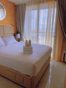 乔木提恩海滩Copacabana jomtien condominium的一间卧室,配有一张带两个泰迪熊的床