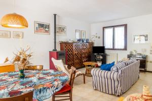 吉廖港Casa Luz的客厅配有沙发和桌子