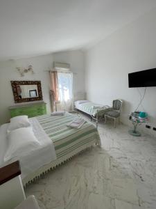 阿梅利亚IL CASALE DEL MAGRA的一间卧室配有一张大床和镜子