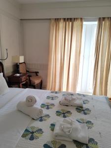 KulaSole Mio Kula的酒店客房,配有带毛巾的床