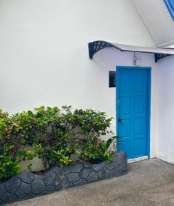 芭东海滩Sunset Seaview Patong的白色建筑一侧的蓝色门